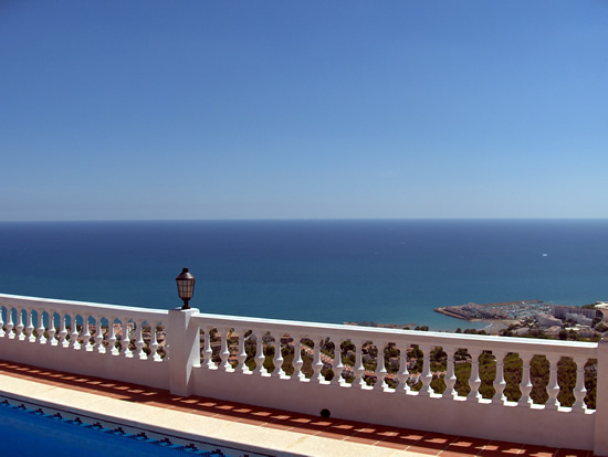 Blick vom Pool auf den Yachthafen